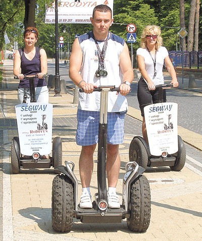 Segwayem można się poruszać tylko po chodnikach. Wypożyczać je można przy ul. Wojska Polskiego oraz przy ul. Piastów.  