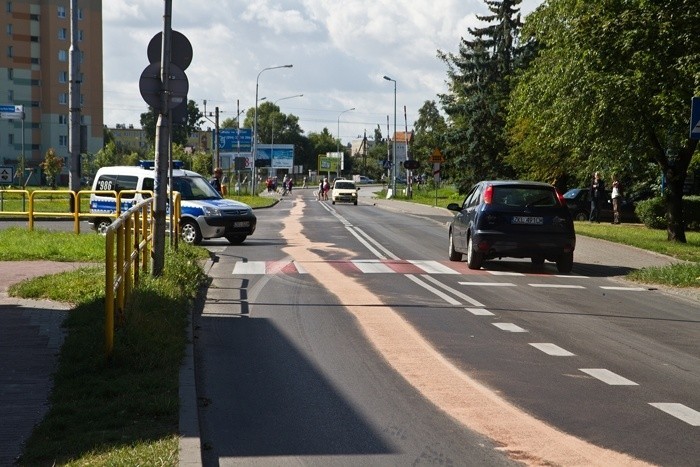 Plama oleju na całej długości ulicy Fredry w Kołobrzegu