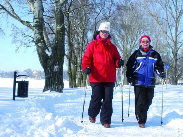 Grażyna Grunt-Mejer (po lewej) i jej koleżanka Bogumiła Dziczkowska nie zrażają się mrozem. Codziennie maszerują po 6 km, bez względu na pogodę. Dla zdrowia.