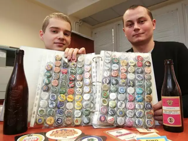Krzysiek (z lewej) i Grzegorz liczą, że na Podkarpaciu także uda się założyć duży klub zbieraczy piwnych gadżetów.