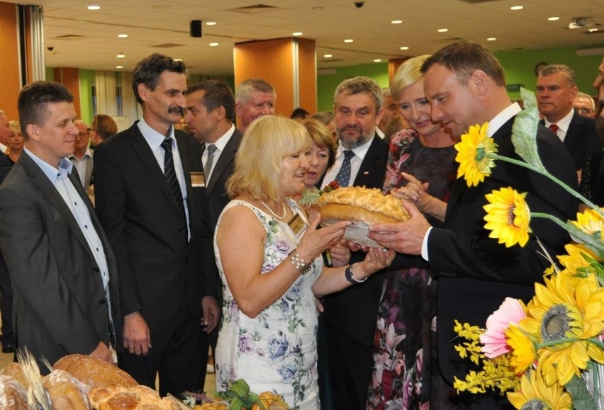 Halina Dobrowolska przekazuje chleb parze  prezydenckiej.