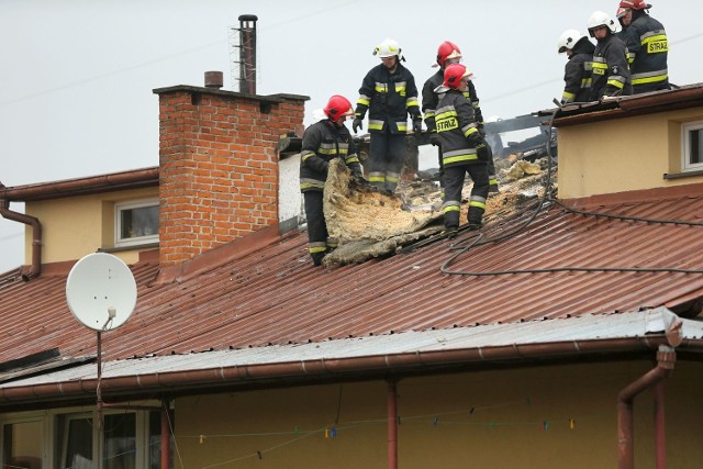 Z poddasza wydobywał się dym, strażacy oderwali blachy, bo tliło się ocieplenie dachu.