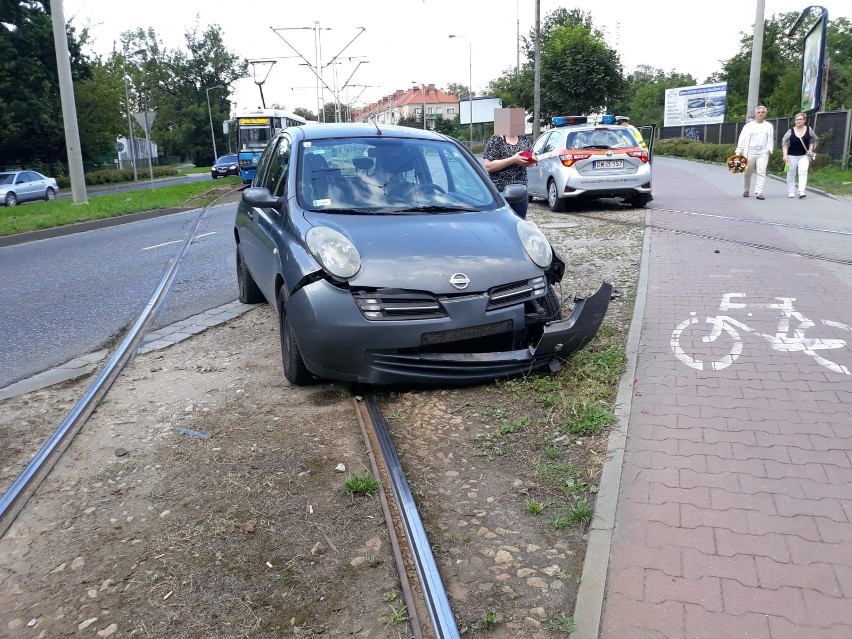 W nissanie pękła opona. Samochód wypadł na pobocze, po czym...