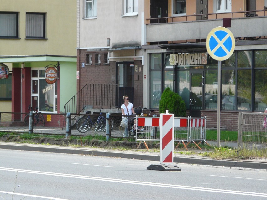 Utrudnienia na ul. Łaskiej. Wykopy i zawężenia ZDJĘCIA