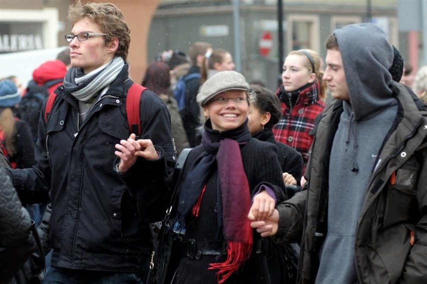 Opole: Polonez maturzystów na Rynku.