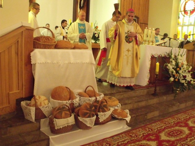 Ksiądz biskup Krzysztof Nitkiewicz, który też poświęcił chleb z tegorocznych zbiorów.