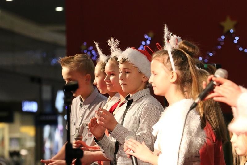 Opolskie dzieci śpiewały kolędy w CH Karolinka.