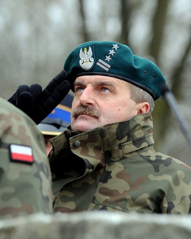 Nowy dowódca 12 Brygady ZmechanizowanejPulkownik Andrzej Tuz przejąl obowiązki dowódcy 12 Brygady Zmechanizowanej.
