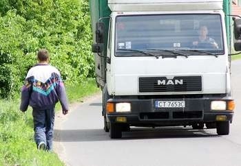 Piesi nie mają dość miejsca na poboczu, by bezpiecznie przejść ul. Dębową. A gdy mijają się dwa samochody, pieszy salwuje się ucieczką w krzaki...