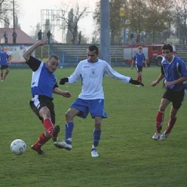 Marcus da Silva (jasna koszulka) jeszcze w barwach Zdroju Ciechocinek, podczas meczu z Włocłavią Oltech (0:0).