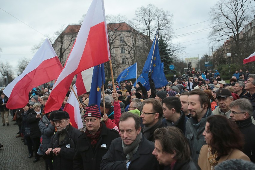 Trumna na pl. Grunwaldzkim. W niej Konstytucja RP