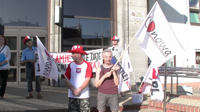 Dziś o godz. 18.00 przed Sądem Okręgowym w Koszalinie przy ul. Waryńskiego odbył się protest przeciwko wprowadzanym zmianom w sądownictwie.