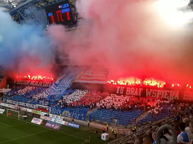 Lech Poznań przegrał w niedzielę z Cracovią 1:2. Mecz przyjaźni oglądało na żywo 25 768 kibiców, którzy zaprezentowali efektowną oprawę. Byłeś na Bułgarskiej? Znajdź się na zdjęciach. Oto wielka galeria kibiców z meczu Lech - Cracovia!Przejdź do kolejnego zdjęcia --->