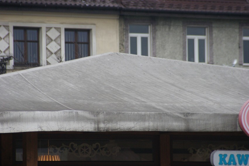 Nowy Targ: Miasto wymienia dachy na kawiarenkach. Poprzednie zniszczył... smog [ZDJĘCIA]