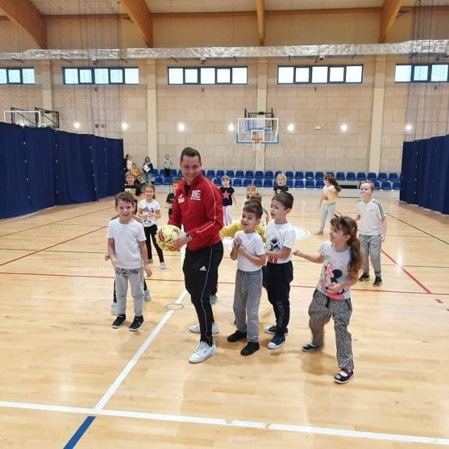 Bartłomiej Niedziela z Pilicy Białobrzegi odwiedził szkołę podstawową numer 1, opowiedział uczniom o swojej piłkarskiej karierze, a później poprowadził rozgrzewkę. Na koniec był mecz.