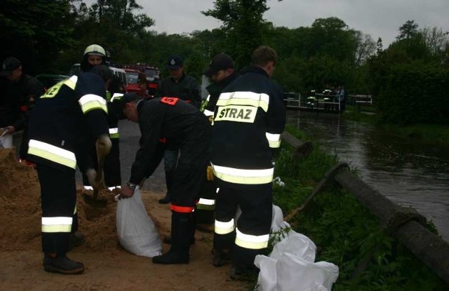 Strażacy zabezpieczają w Kluczborku brzegi Stobrawy workami z piaskiem.
