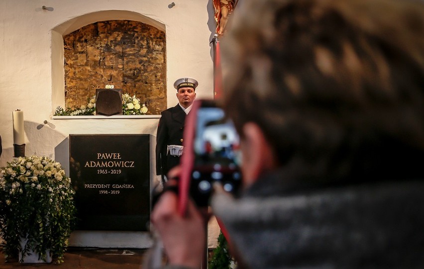 Kamienną urnę z prochami śp. Pawła Adamowicza umieszczono w...