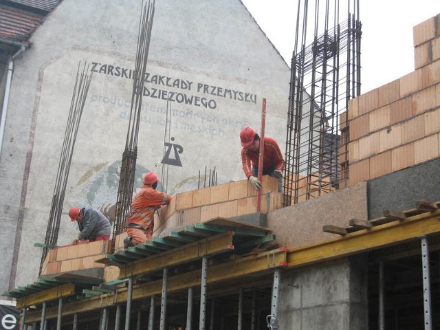 Budowa nowego obiektu przy ul. Chrobrego nadal trwa. Na nic zdały się protesty mieszkańców.