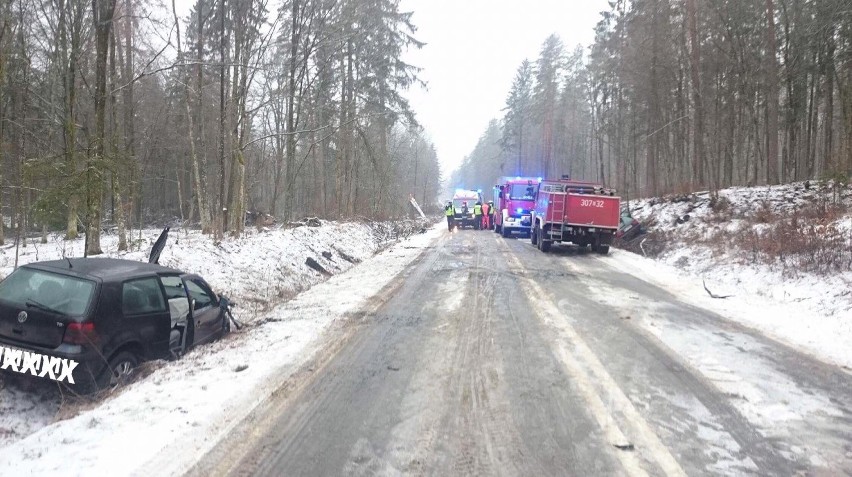 Wypadek pod Sokołdą. Czołówka audi z golfem. Kierowca audi...