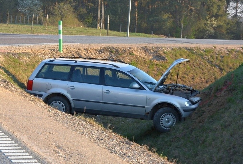 Moczydły: Wypadek samochodu osobowego. Nieletni kierowca wjechał do przydrożnego rowu [FOTO]