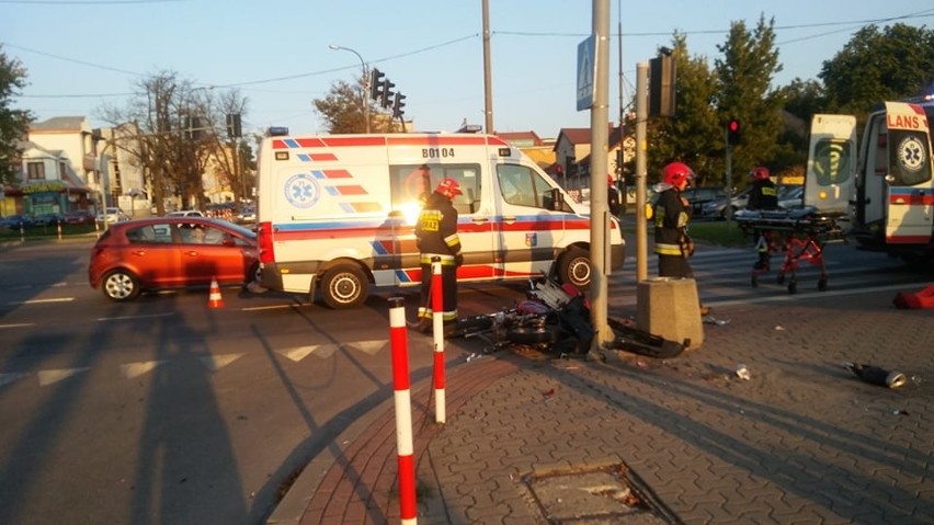 Wypadek motocyklisty. Na skrzyżowaniu ulic św. Rocha i Boh. Monte Cassino zderzyły się dwa pojazdy. Ucierpiała piesza [ZDJĘCIA]