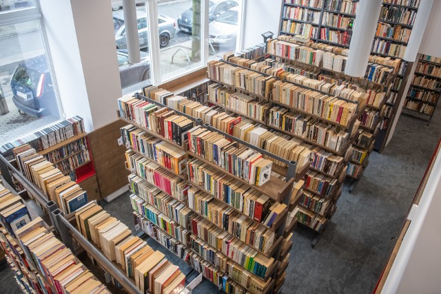 Mieszkańcy Łazarza już mogą cieszyć się zmodernizowanym wnętrzem filii Biblioteki Raczyńskich przy ul. Lodowej 4. Przestrzeń przeszła gruntowny remont i została urządzona tak, żeby czytelnicy mieli jeszcze lepszy dostęp do półek i regałów. Ponadto budynek został dostosowany do potrzeb osób z niepełnosprawnością oraz wyposażony w klimatyzację