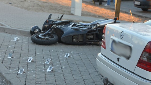 Kierująca mercedesem zajechała drogę motocykliście.