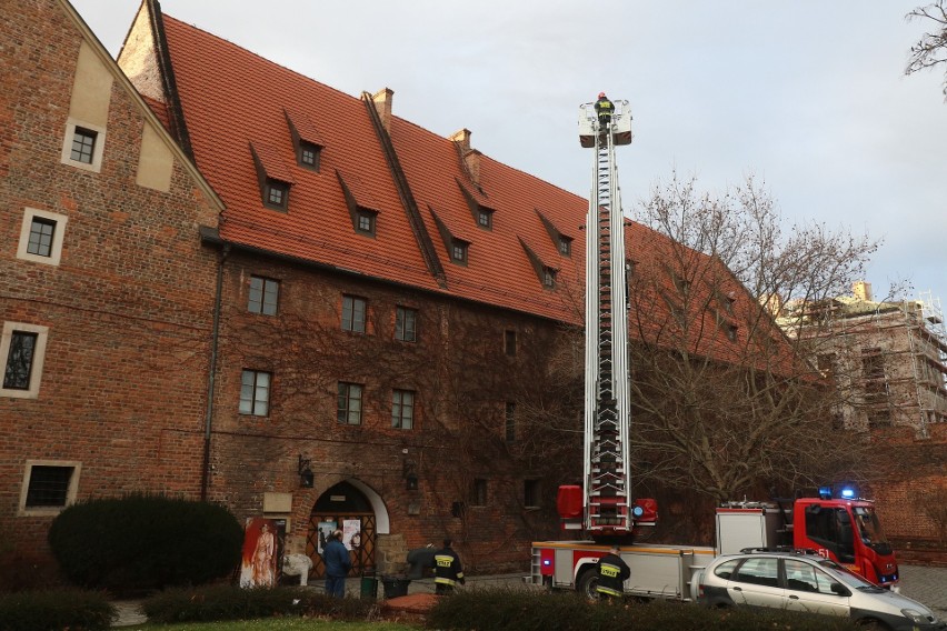 Silny wiatr we Wrocławiu. Złamana antena na dachu Arsenału