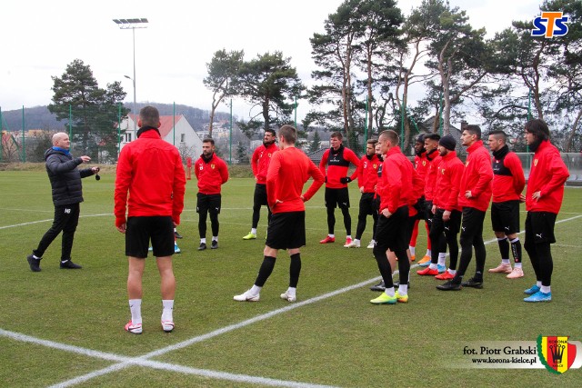 W sobotę piłkarze Korony Kielce odbyli pierwszy trening pod wodzą Macieja Bartoszka, który w czwartek objął kielecki zespół. Zastąpił Mirosława Smyłę. Podczas zajęć na stadionie przy ulicy Kusocińskiego nowy szkoleniowiec zwracał przede wszystkim uwagę na dokładność podań oraz wykończenie akcji. -Jestem bardzo zadowolony z pierwszego treningu i zaangażowania zawodników. Cieszę się z tego i nie ukrywam, że na to liczyłem. Tak jak myślałem, z każdym dniem zamiast mieć więcej odpowiedzi i jaśniejszą głowę, to jednak dużo pytań się rodzi. Nie mam na tę chwilę jeszcze jasno sprecyzowanego planu na mecz z ŁKS-em, a na pewno nie w kontekście kadrowym, ale każdy dzień i każda godzina przybliża nas do tego - powiedział Maciej Bartoszek, cytowany przez oficjalną stronę Korony. (dor)