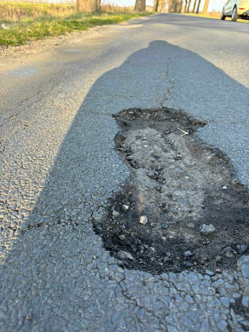 Dziurawy asfalt w okolicach Stanomina w powiecie białogardzkim. Interwencją mieszkańców
