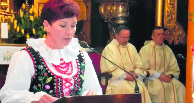 Podczas niedzielnej inauguracji IX Tygodnia Biblijnego w Skalbmierzu  fragmenty Pisma Świętego czytały osoby z pierwszych  stron gazet. Wśród nich - Mariola Bączek, liderka zespołu Rosiejowianki.