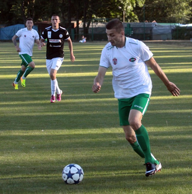 Łukasz Cichos (z piłką) strzelił we wtorkowej grze kontrolnej dwa gole.