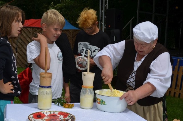 To był folklor w pełnym wydaniu. Każdy znalazł coś dla siebie. Bo za urzędem w parku zaczął się  Dzień Folkloru Borowiackiego. Było wesoło z przyśpiewkami, swojskim jadłem i sztuką ludową, tą artystyczną i użytkową.  Zapach  drożdżówki Przez cały czas straszyła wszystkich pogoda, ale prowadząca imprezę Hanna Krueger z TOK  czarowała i zachęcała do zostania w parku, bo jeszcze tyle atrakcji i niespodzianek czekało na uczestników. - To tylko niewielka chmurka, zostańcie z nami. Czujecie ten zapach domowej drożdżówki z rabarbarem - opowiadała. - Piecze je Jacek  Placek, a jemu zawsze się udaje i ciasto wyrasta jak należy. Piecze też swojski chleb, a obok Marianka robi masło. Tylko tu zjecie świeżutki chlebek, prosto z pieca, z domowym masłem, wyrabianym w kierzance.  Nie zabrakło borowiackich konkursów, takich jak  biegania w szlorach.  Niesamowitym powodzeniem cieszyła się gospoda borowiacka. Tam cały czas była kolejka. W menu były m.in. chleb ze smalcem i ogórkiem,  kluski kartoflane z kwaśną kapustą, jajka sadzone z dukanymi kartoflami ze szpyrką i maślunką. Oczywiście nie zabrakło pierogów z kapustą i grzybami oraz serwowano flyndze, czyli placki ziemniaczane. Same pychotki. Przędli i lepili. Uczestnicy festynu mogli kupić pamiątki z Borów i zobaczyć, jak się przędzie wełnę na kołowrotku oraz lepić garnki z gliny. Uzupełnieniem imprezy były występy zespołów folklorystycznych, tych zza miedzy, ale  także z Czech i Ukrainy.źródło: TVN Meteo Active/x-news