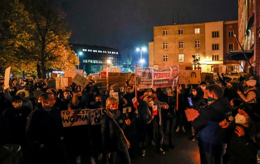 Protest kobiet w Gdańsku 27.01.2021 roku. Tłumy przed biurem PiS. Uzasadnienie wyroku TK w sprawie aborcji zostało w środę opublikowane