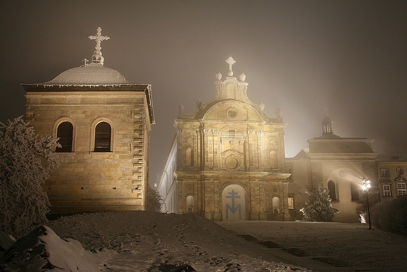 W 2011 roku klasztor na Świętym Krzyżu odwiedziło  247 550...