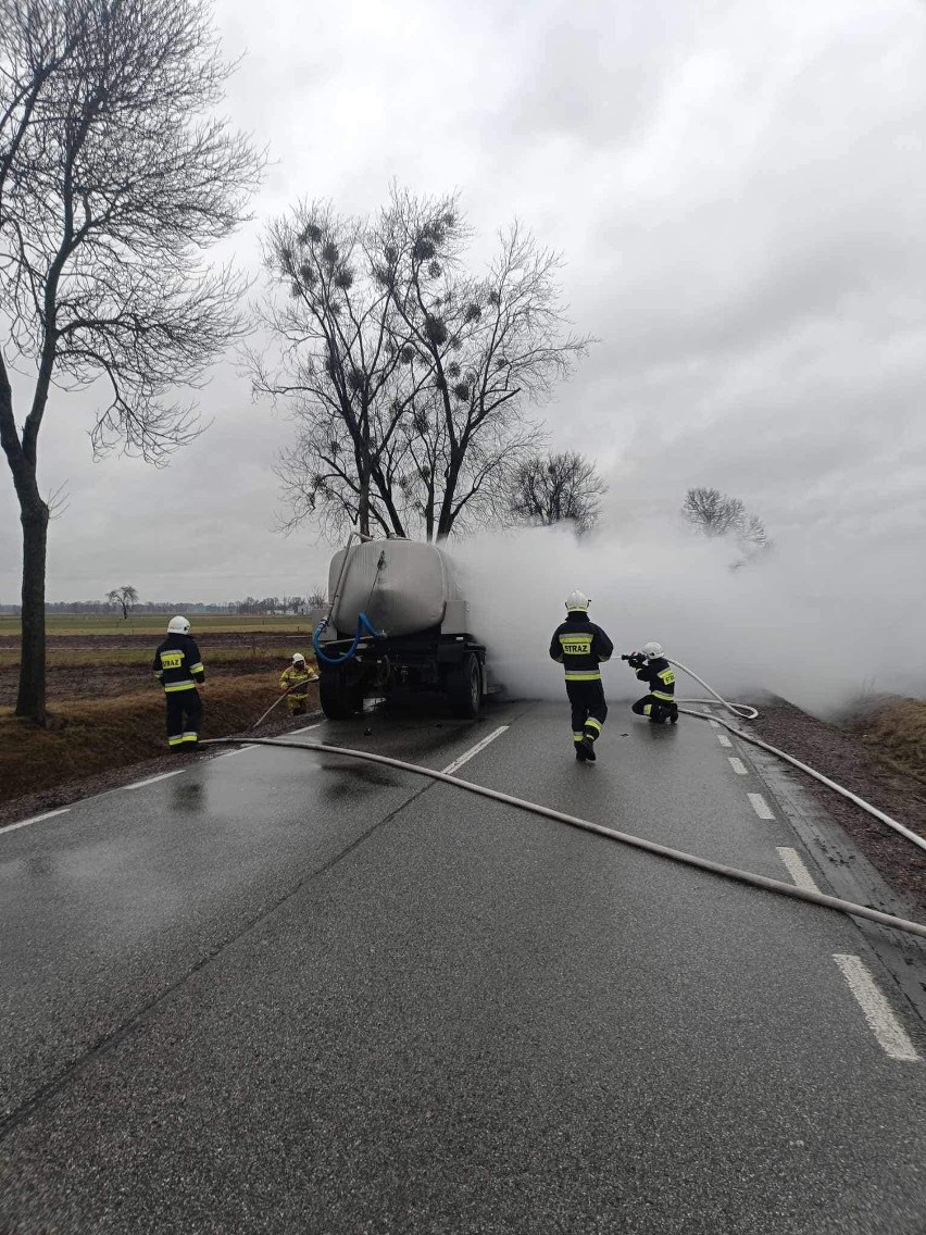 Pożar przyczepy do przewozu mleka na DK 53 w Dylewie. Ogień pojawił się przy kołach. Do pożaru doszło 6.02.2024