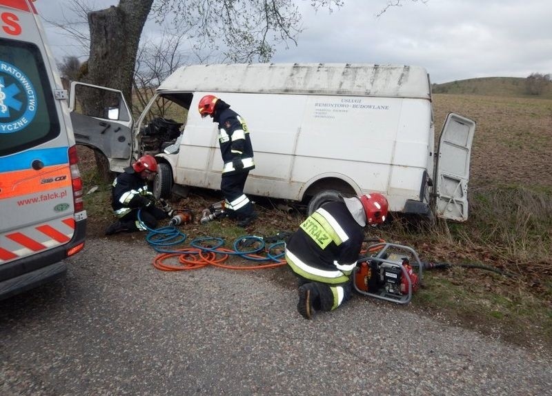 Gołdap. Bus uderzył w drzewo. 53-latek w ciężkim stanie trafił do szpitala (zdjęcia)