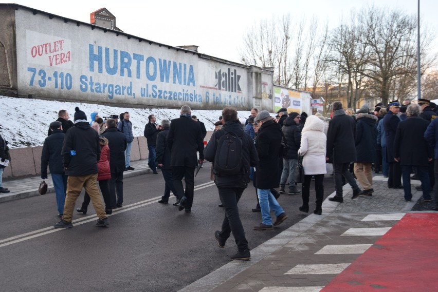 Odsłonięcie płyty pamiątkowej w hołdzie dla Sławomira Pajora w Zintegrowanym Centrum Przesiadkowym [ZDJĘCIA]