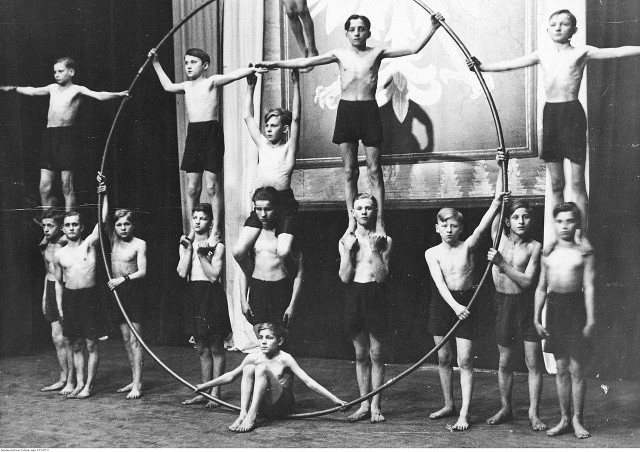 Pokaz gimnastyczny sekcji młodzieżowej Sokoła w Teatrze Polskim w Katowicach 1934.