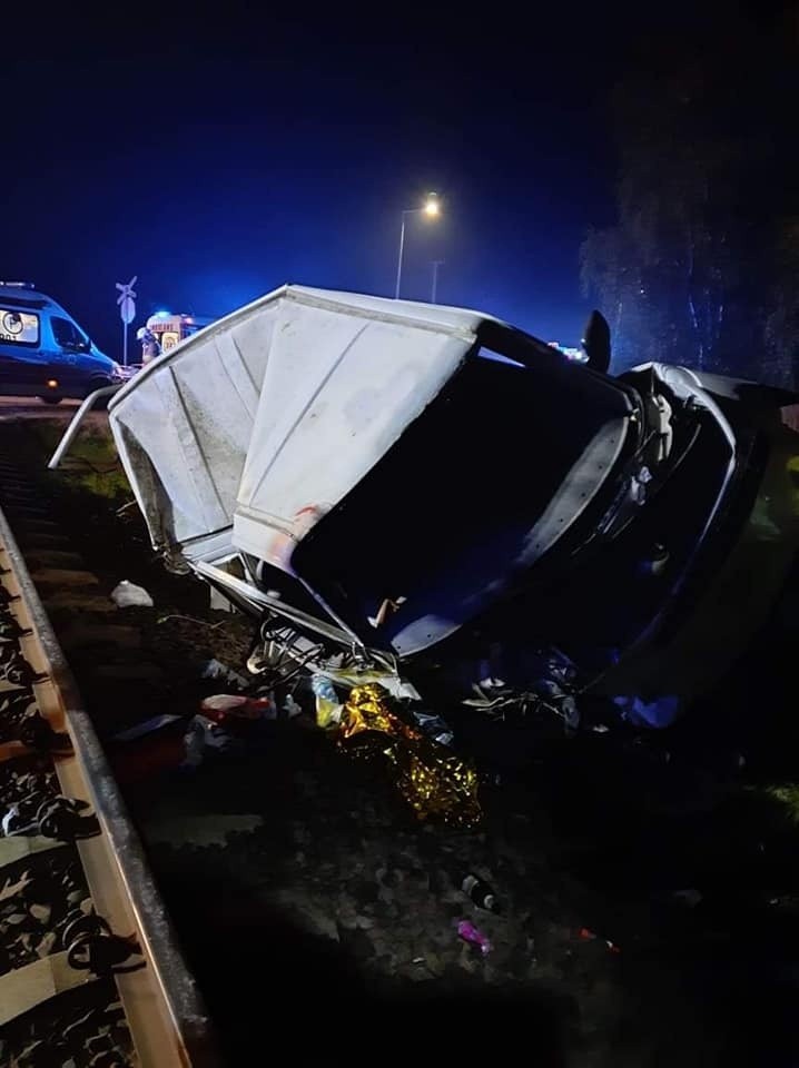 W poniedziałek około godz. 20.40 pociąg zderzył się z busem...