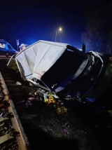 Gmina Czerwonak: Samochód wjechał pod pociąg na niestrzeżonym przejeździe kolejowym. Dwie osoby zostały ranne