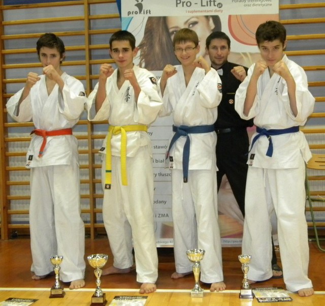 Reprezentacja klubu z Broku na zawodach w Józefowie (od prawej): Hubert Dyoniziak, sensei Zbigniew Wójcicki, Damian Wójcicki, Paweł Długołęcki i Kacper Maliszewski.