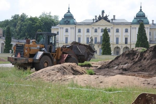 Na dziedzińcu przed Pałacem Branickich rozpoczęły się prace budowlane.