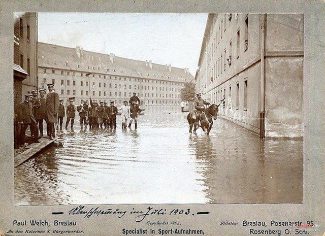 Koszary artylerii podczas powodzi, ul. Romana Dmowskiego - lipiec 1903Zdjęcia dzięki uprzejmości portalu Fotopolska.eu
