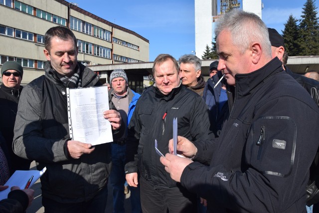 Bogdan Gałgan, górnik emeryt z Polanki Wielkiej (na zdj. po lewej), był jednym z organizatorów spotkania pod kopalnią Piast. Przyszło na nie prawie 50 osób, które zostały pozbawione deputatu