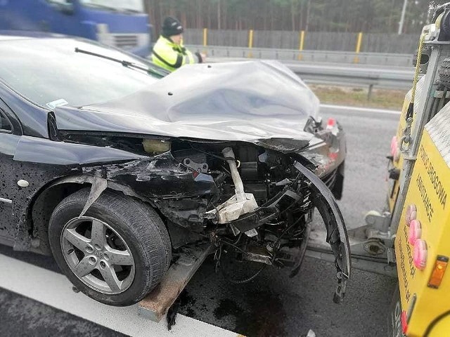 We wtorek po południu na trasie szybkiego ruchu S3 między Skwierzyną i Trzebiszewem osobowy peugeot uderzył w metalowe barierki. Do wypadku doszło we wtorek około godz. 13.30 na 105 kilometrze trasy szybkiego ruchu S3 na wysokości wsi Trzebiszewo. Osobowy peugeot 407 uderzył tyłem w barierki, po czym obrócił się i ponownie je staranował, ale tym razem przodem. Na szczęście kierowca peugeota i jego pasażerka nie doznali obrażeń. Miejsce wypadku zabezpieczyły dwa zastępy strażaków-ochotników ze Skwierzyny, dwa zastępy strażaków zawodowych z jednostki ratowniczo-gaśniczej w Międzyrzeczu, a do tego policjanci, pogotowie ratunkowe i obsługa „eski”.[sc]Zobacz wideo z niedzielnej kąpieli Morsów ze Skwierzyny i Międzyrzecza[/sc]