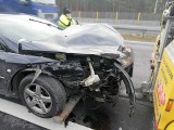 Wypadek na S3. Peugeot uderzył w metalowe barierki między Skwierzyną i Trzebiszewem [ZDJĘCIA]
