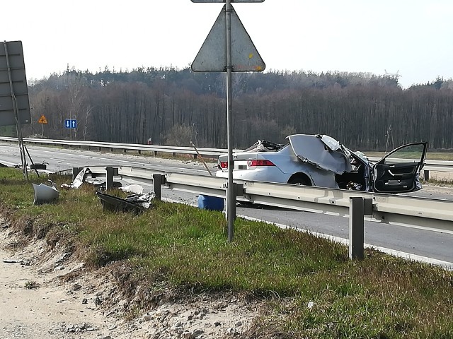 Groźny wypadek w Kozłowie na obwodnicy Świecia. W sobotę (30 marca) Kierujący hondą z nieznanych przyczyn zjechał na przeciwległy pas ruchu, gdzie zderzył się z ciężarówką marki scania. 74-letni kierujący samochodem osobowym w ciężkim stanie trafił do szpitala.Przez kilka godzin droga była zablokowana, policjanci kierowali na objazdy przez miasto.