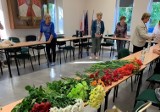 Seniorki z Makowca w gminie Skaryszew potrafią przygotować piękne wiązanki kwiatów