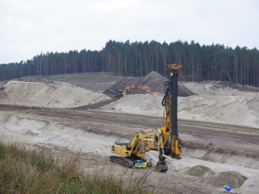 Na przekopie Mierzei Wiślanej praca wre. Oglądają to turyści jadący do Krynicy Morskiej [zdjęcia]